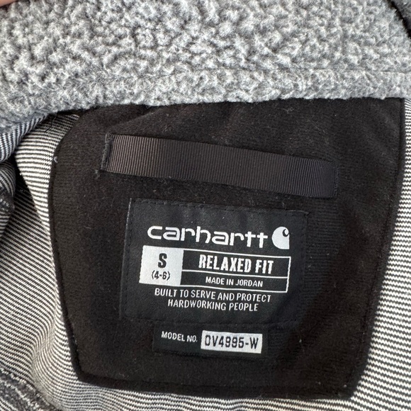Carhartt Gray and Black Vest for Versatile Layering - Picture 6 of 14
